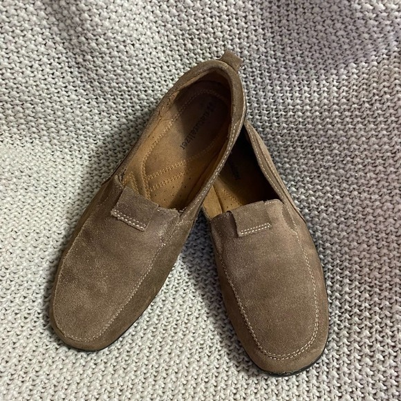 Two Pairs of Naturalizer Loafers, Size 6.5 - Picture 8 of 9
